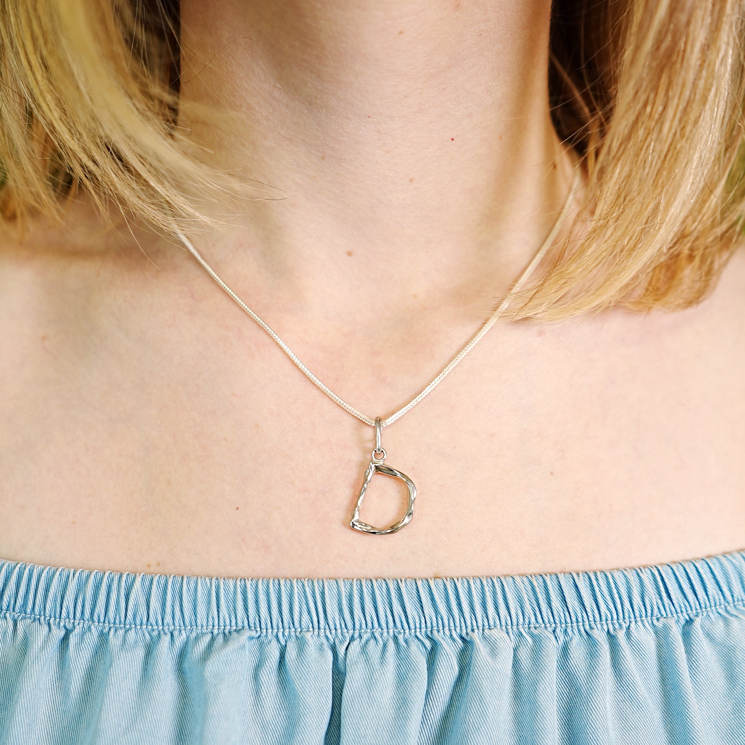 Zawieszka literka LETTER srebrna - litera D