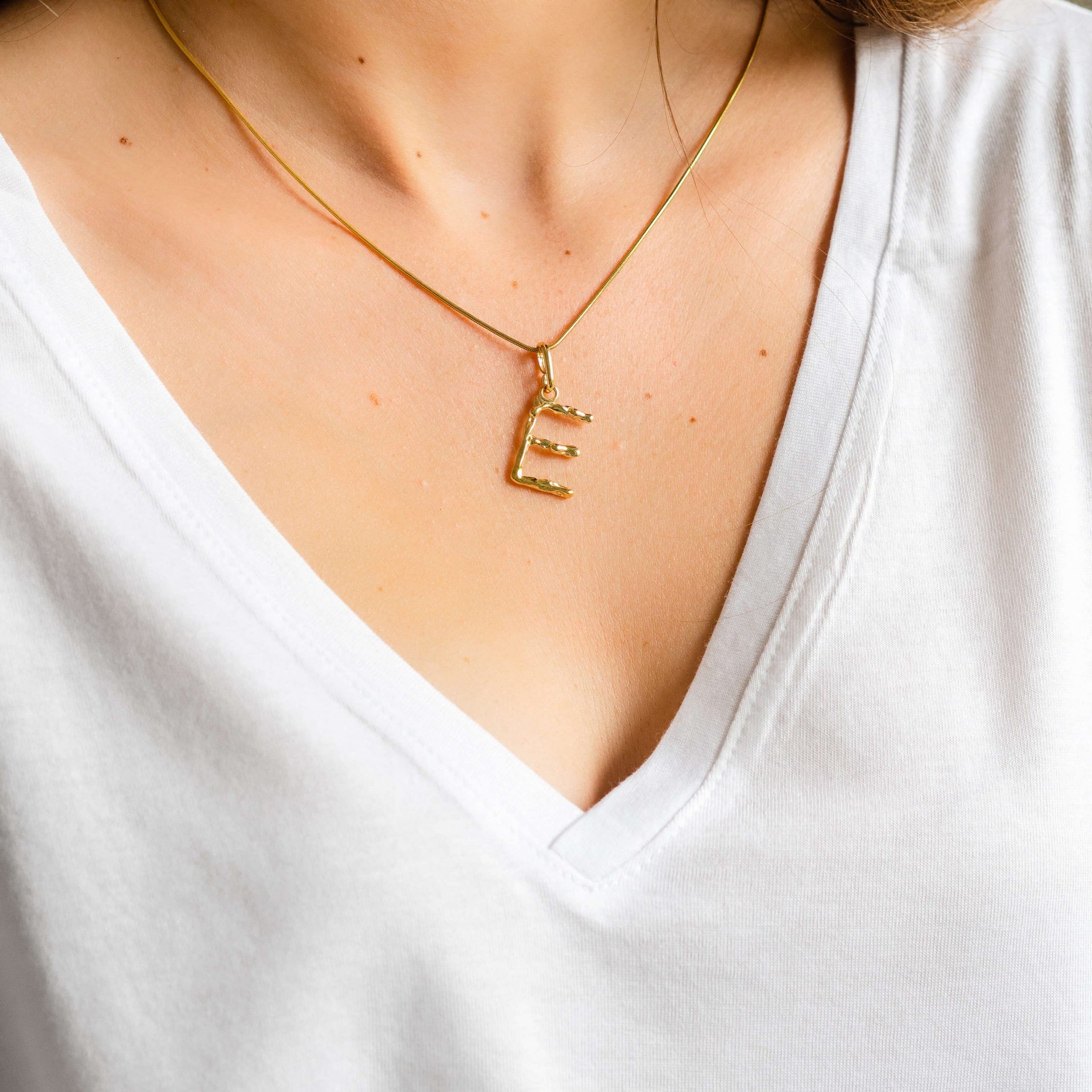 Zawieszka literka LETTER srebrna pozłacana - litera E