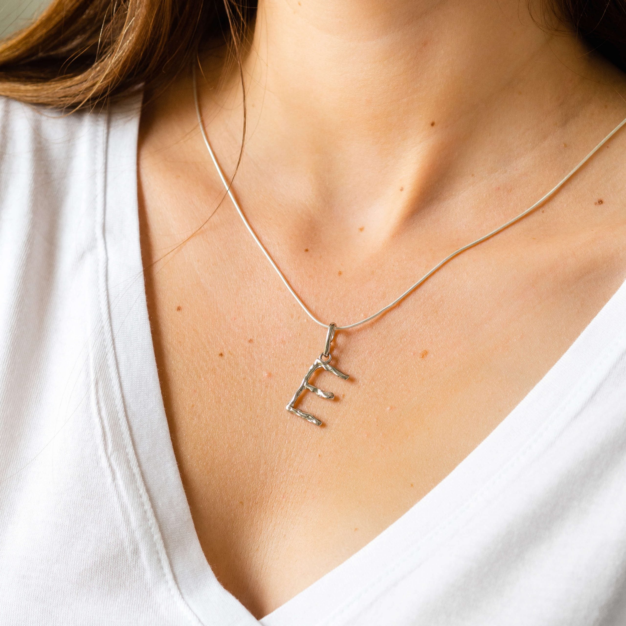 Zawieszka literka LETTER srebrna - litera E