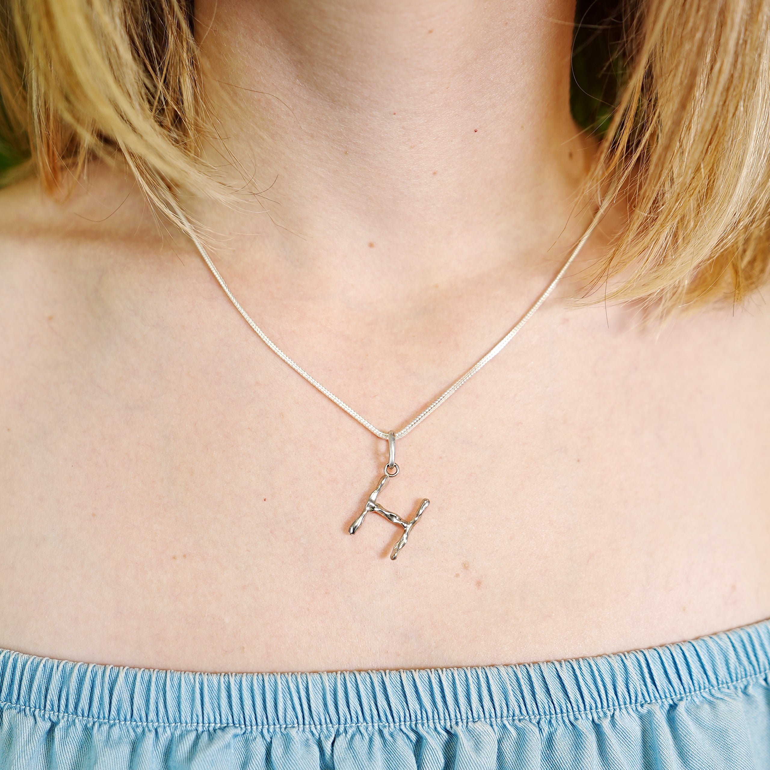 Zawieszka literka LETTER srebrna - litera H