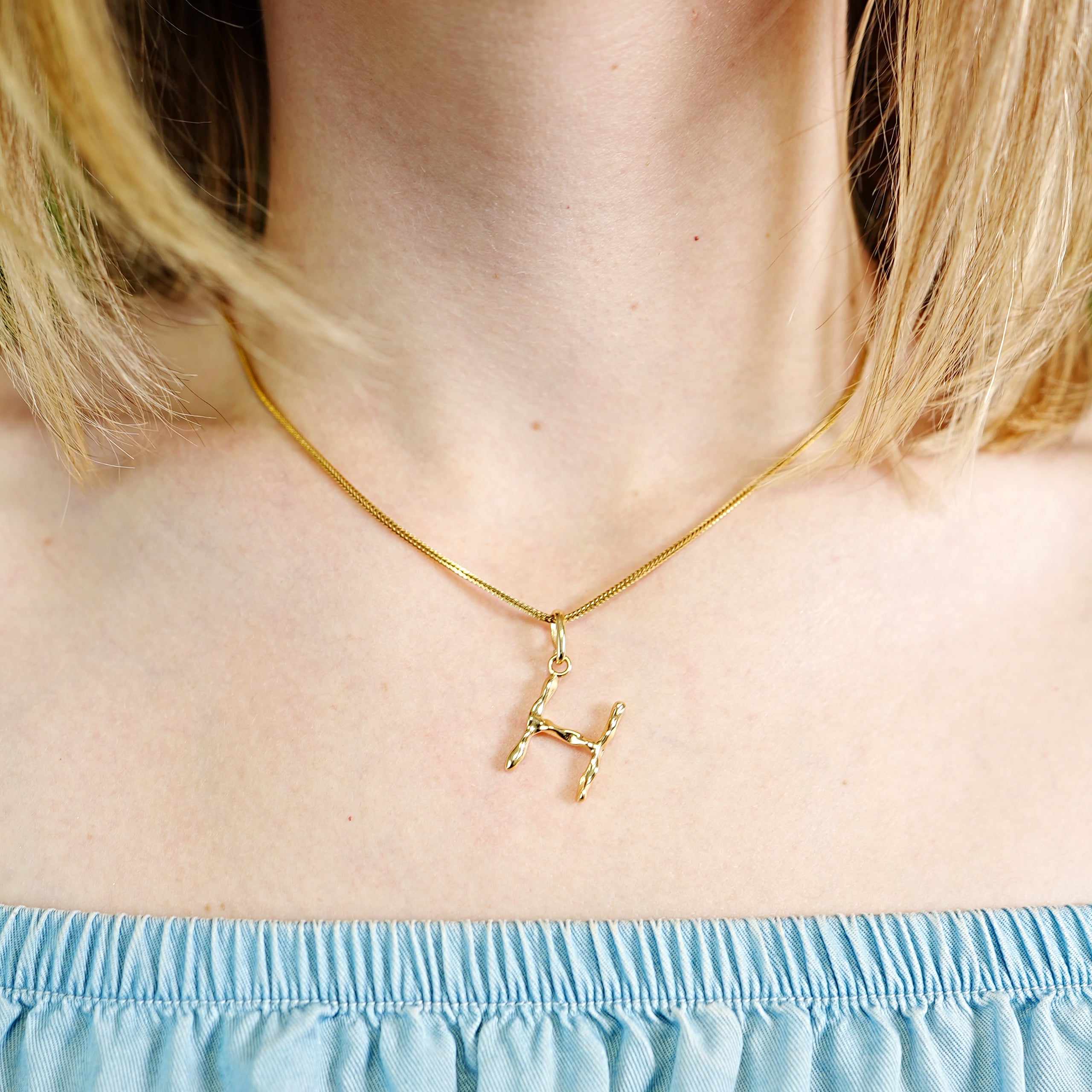 Zawieszka literka LETTER srebrna pozłacana - litera H