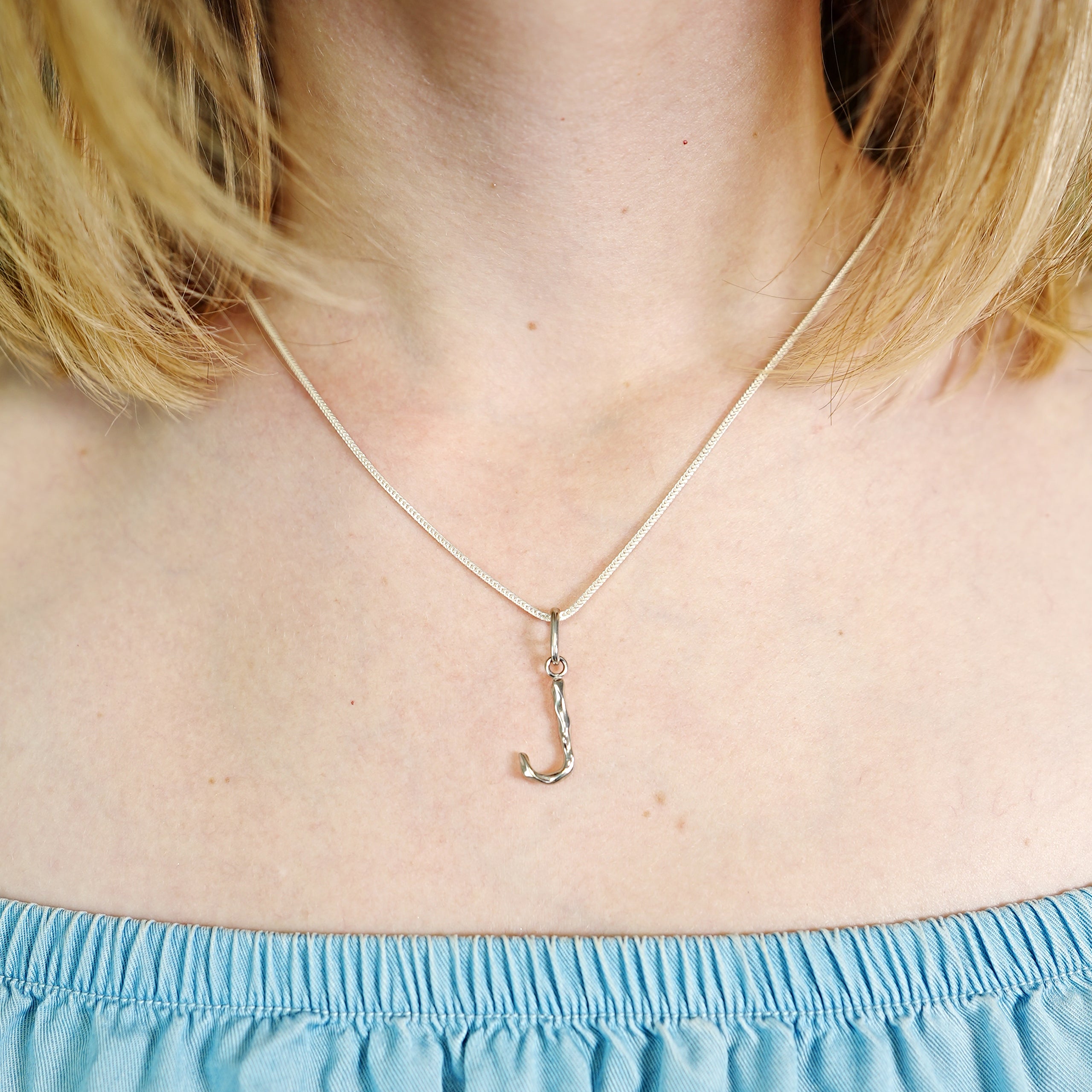 Zawieszka literka LETTER srebrna - litera J