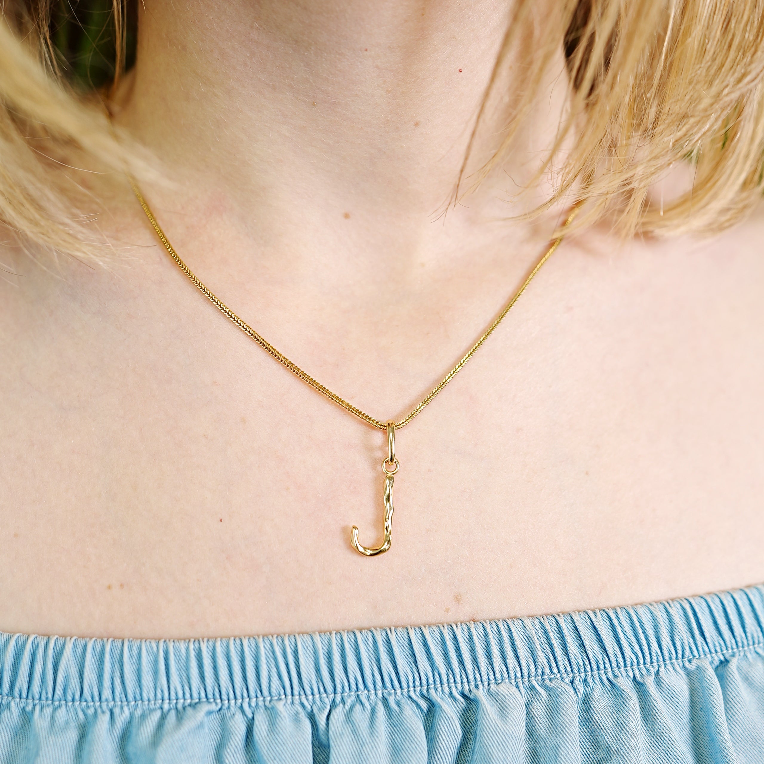 Zawieszka literka LETTER srebrna pozłacana - litera J