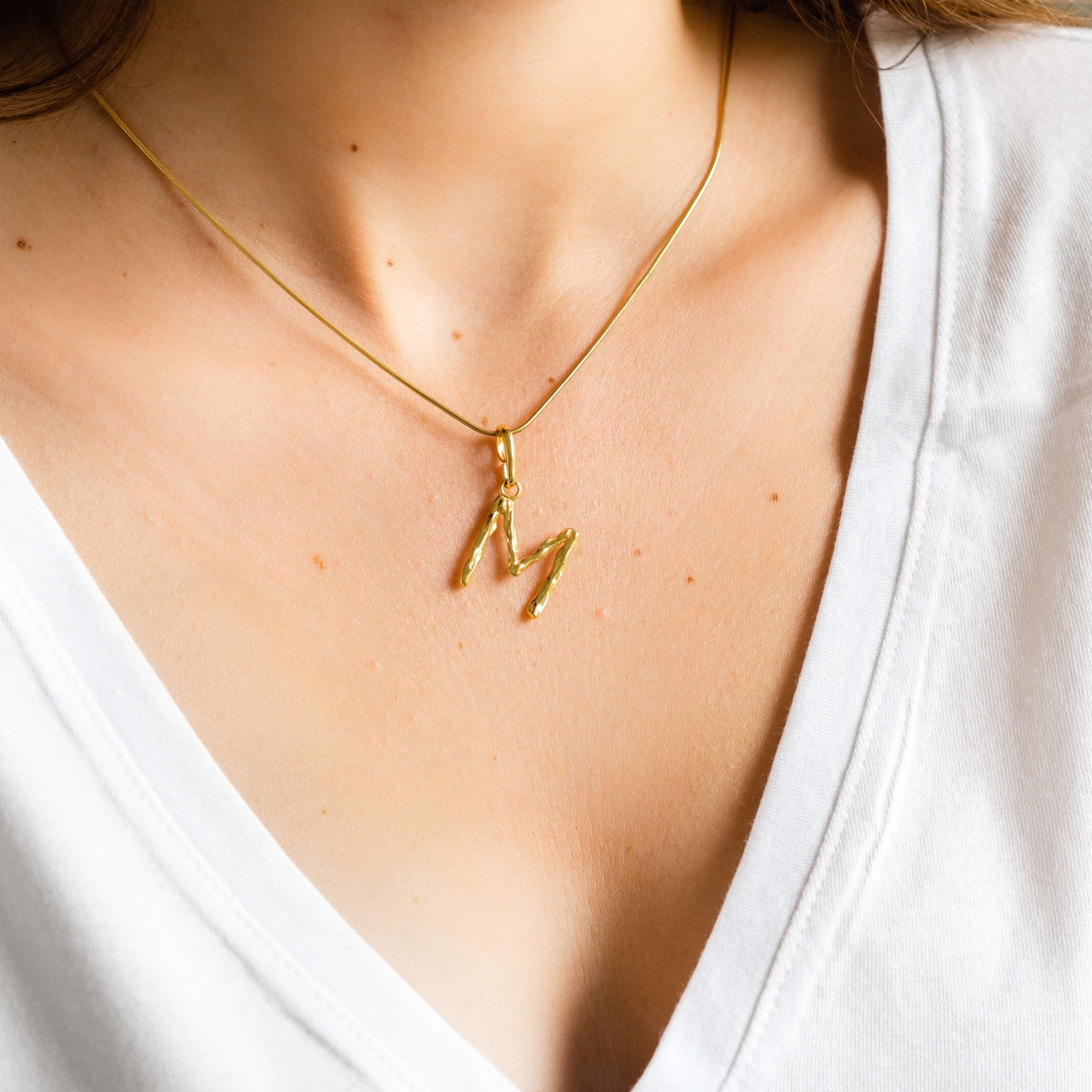 Zawieszka literka LETTER srebrna pozłacana - litera M