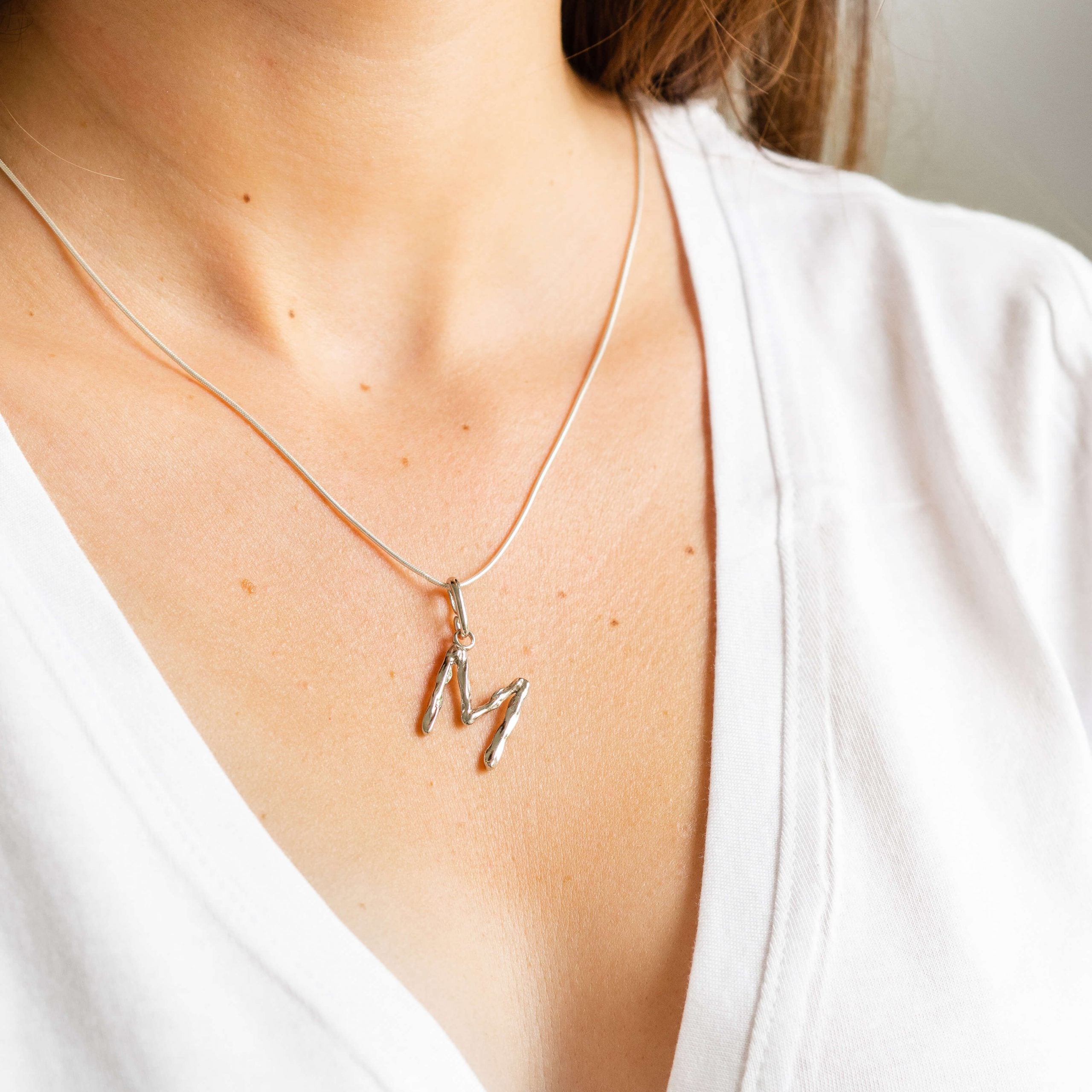 Zawieszka literka LETTER srebrna - litera M