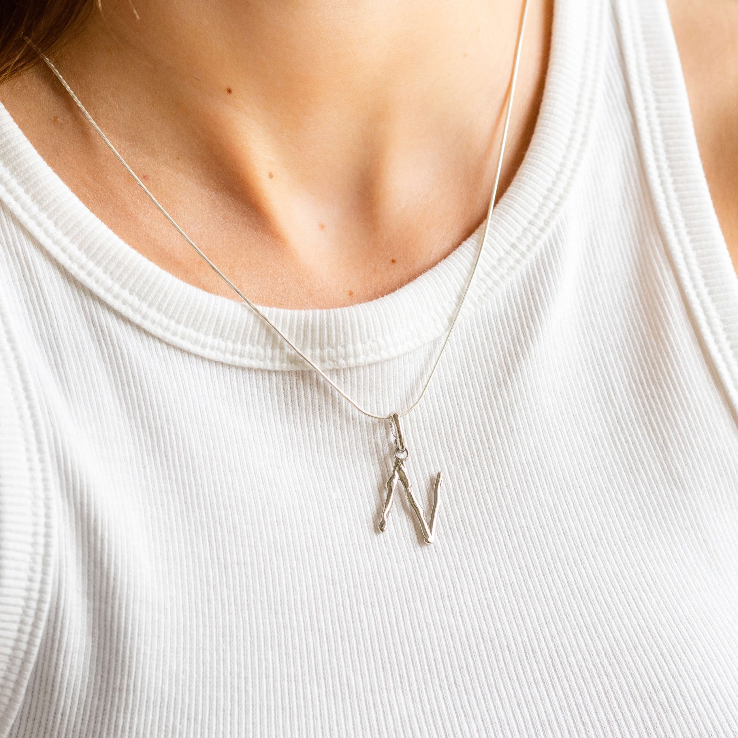 Zawieszka literka LETTER srebrna - litera N