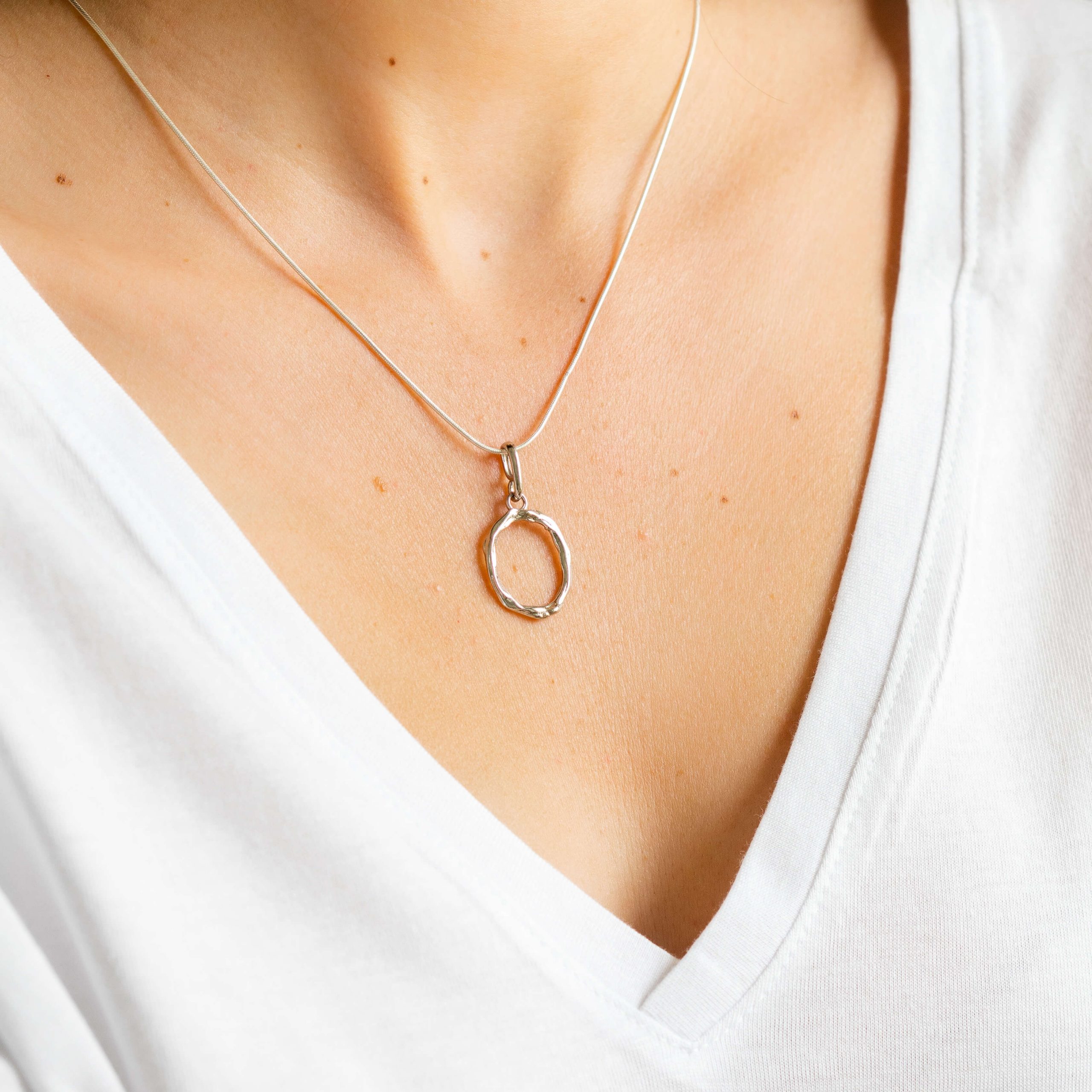 Zawieszka literka LETTER srebrna - litera O