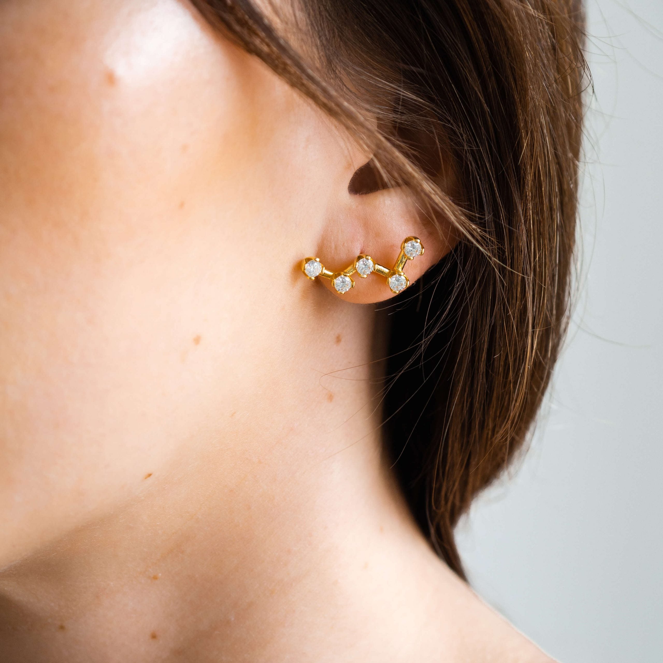 Nausznica CASSIOPEIA srebrna pozłacana - białe kamienie