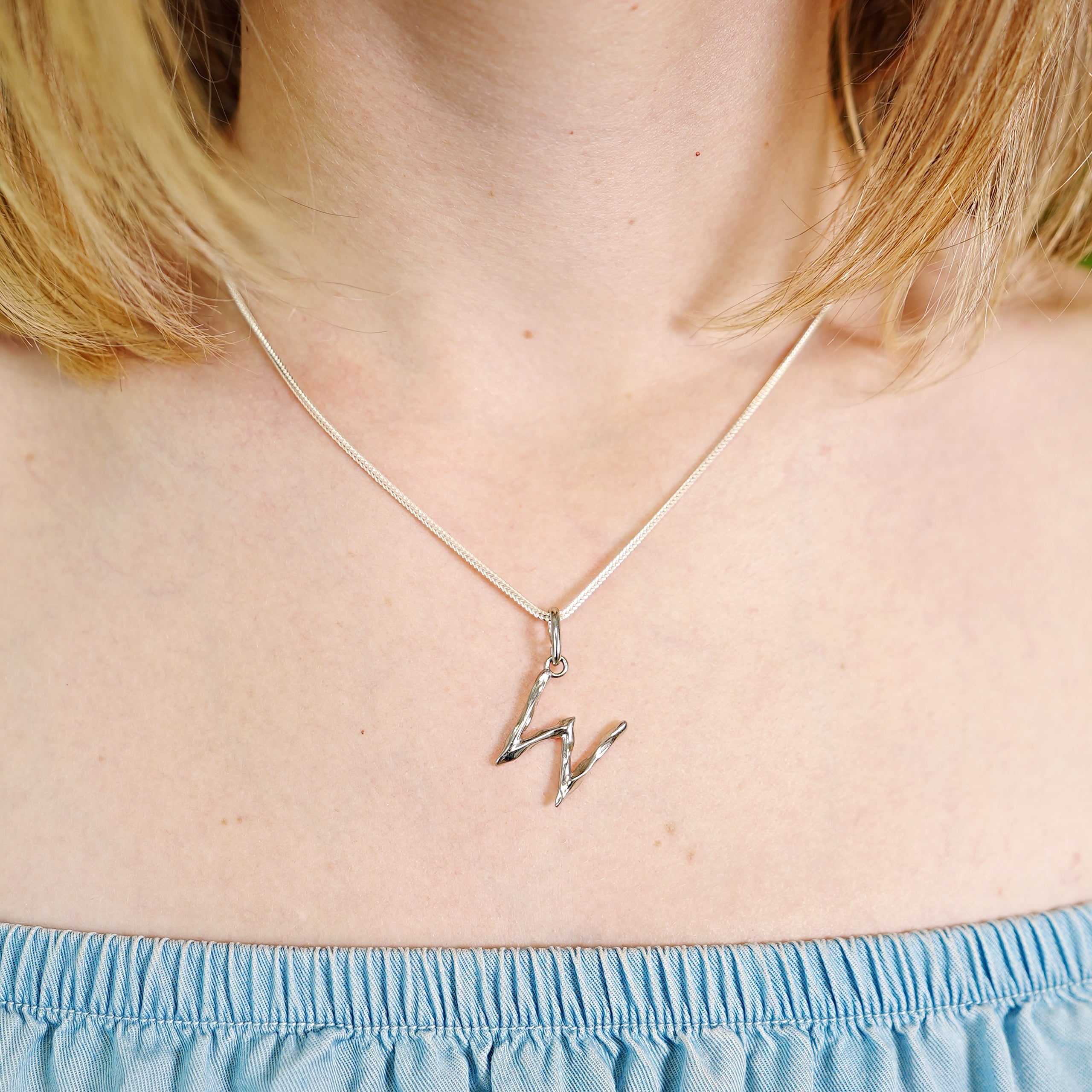 Zawieszka literka LETTER srebrna - litera W