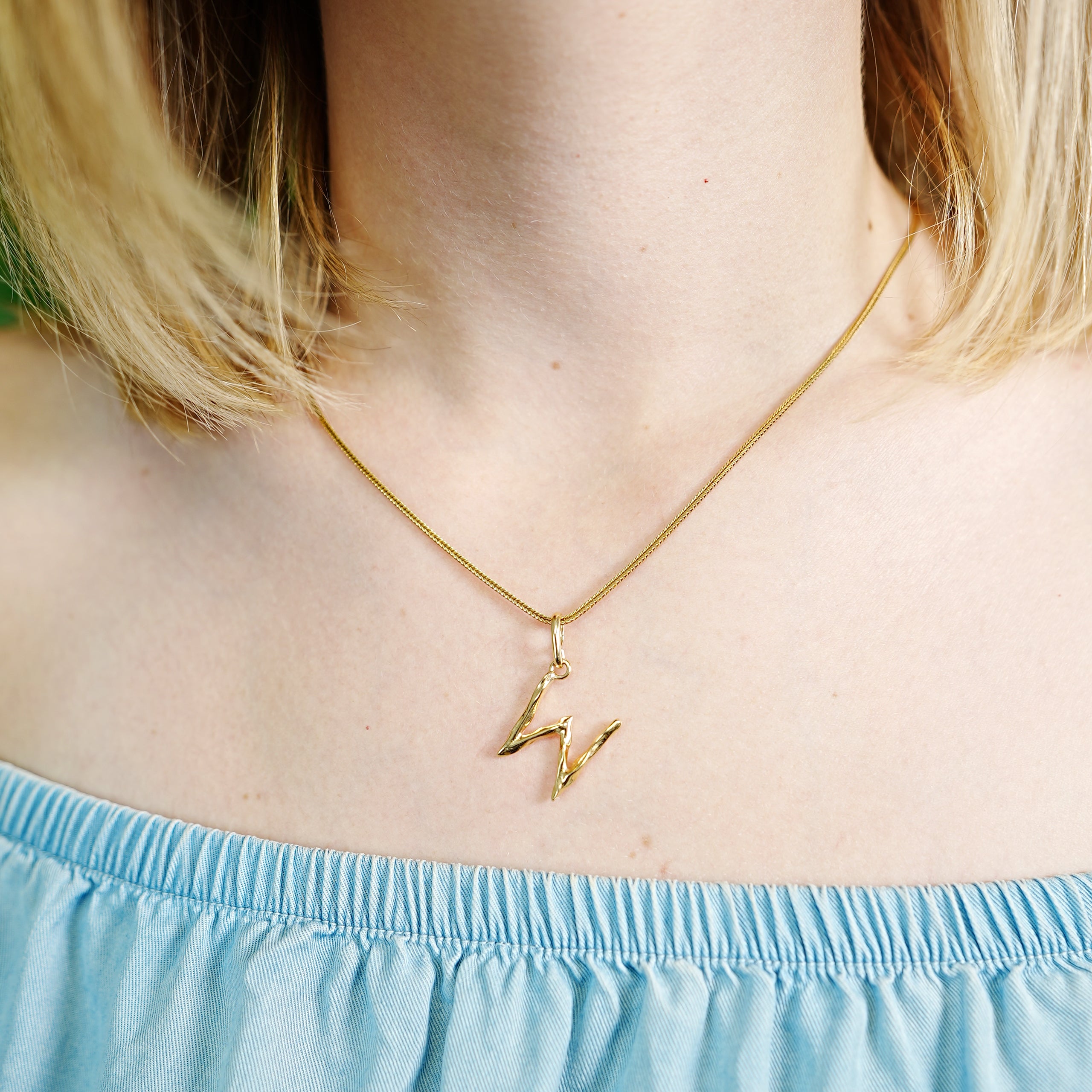 Zawieszka literka LETTER srebrna pozłacana - litera W