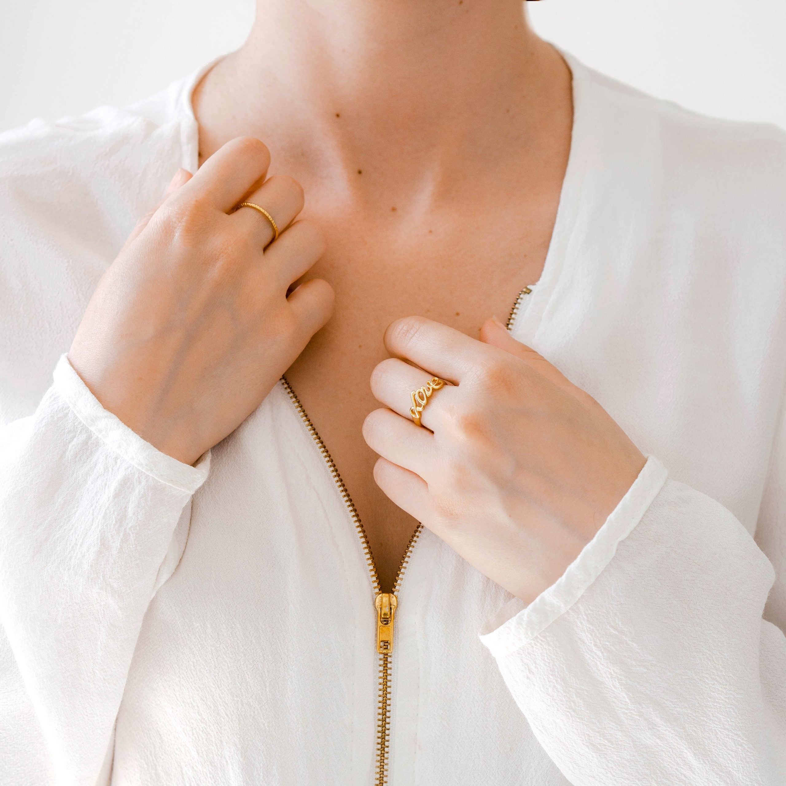 Pierścionek LOVE srebrny pozłacany