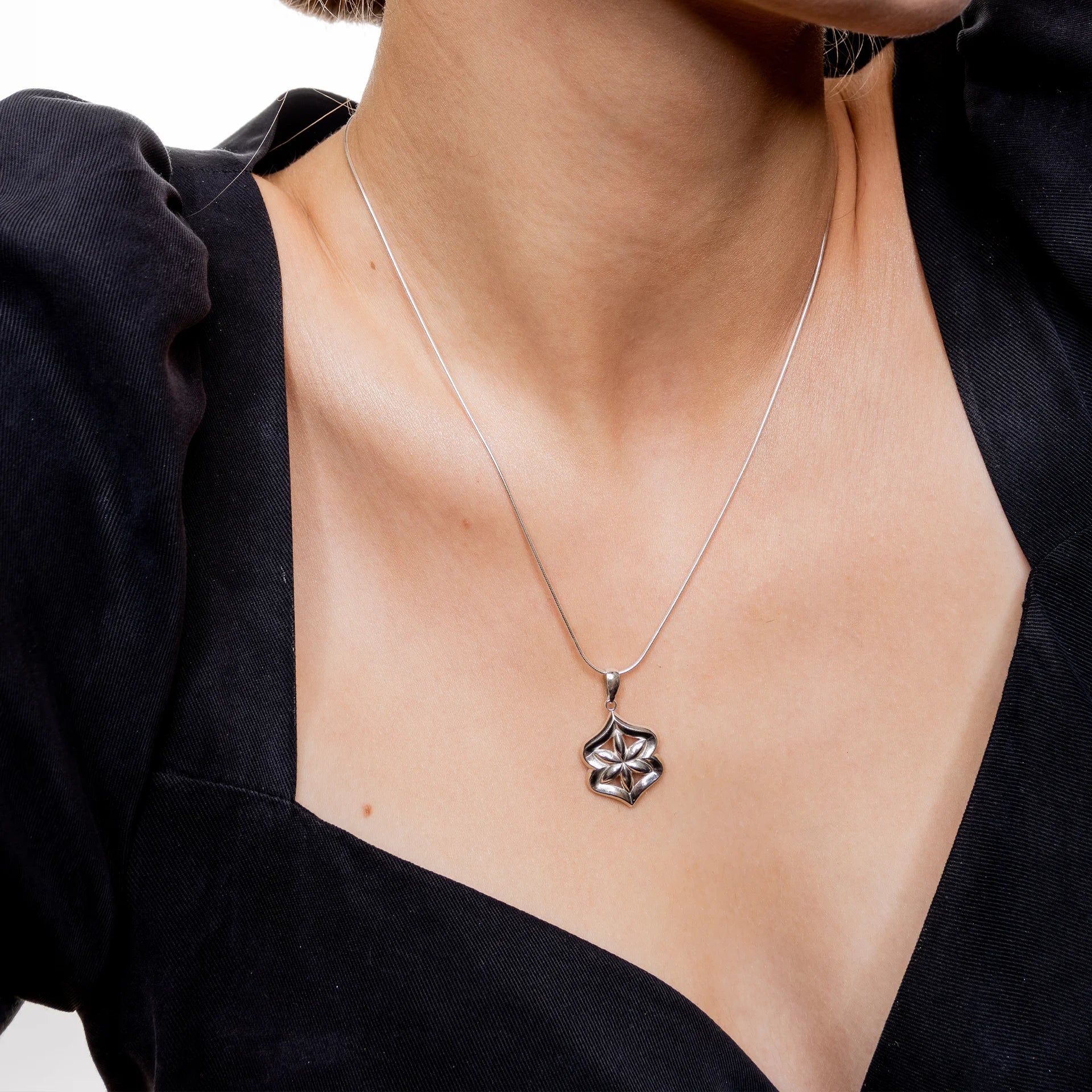 Zawieszka FLOWER srebrna